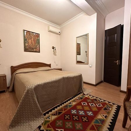 Hin Yerevantsi Hotel Ngoại thất bức ảnh
