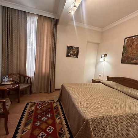 Hin Yerevantsi Hotel Ngoại thất bức ảnh