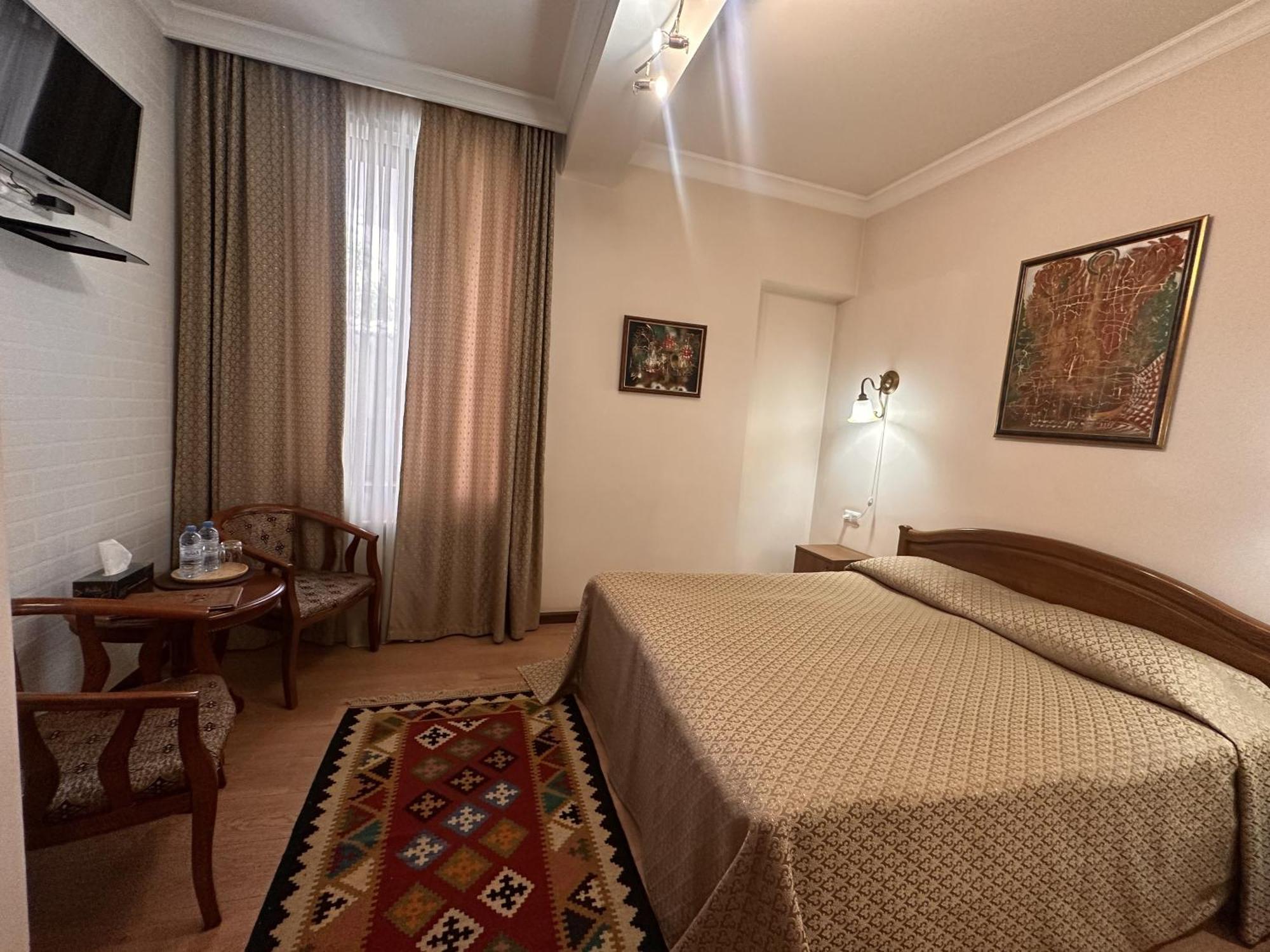 Hin Yerevantsi Hotel Ngoại thất bức ảnh