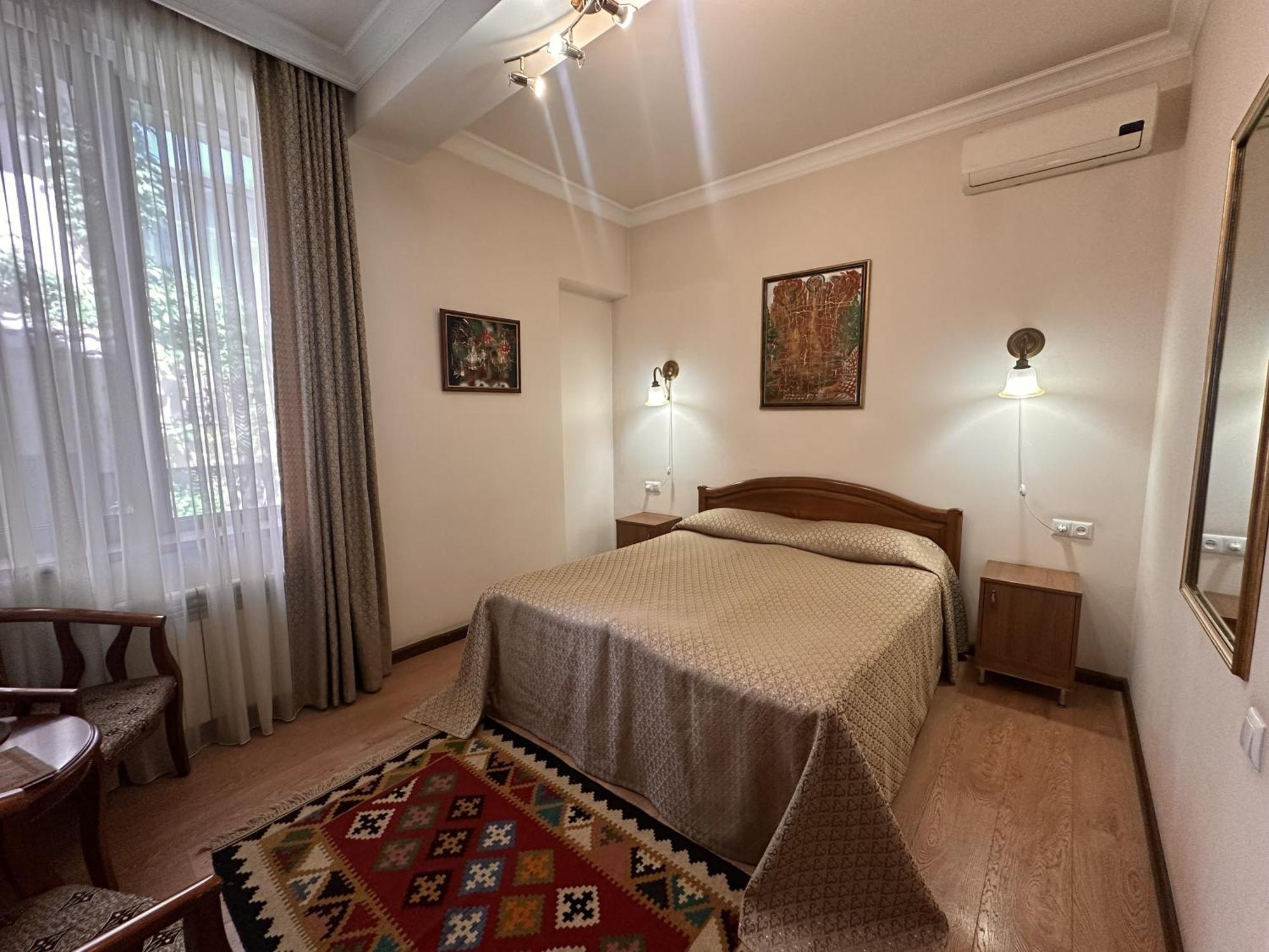 Hin Yerevantsi Hotel Ngoại thất bức ảnh