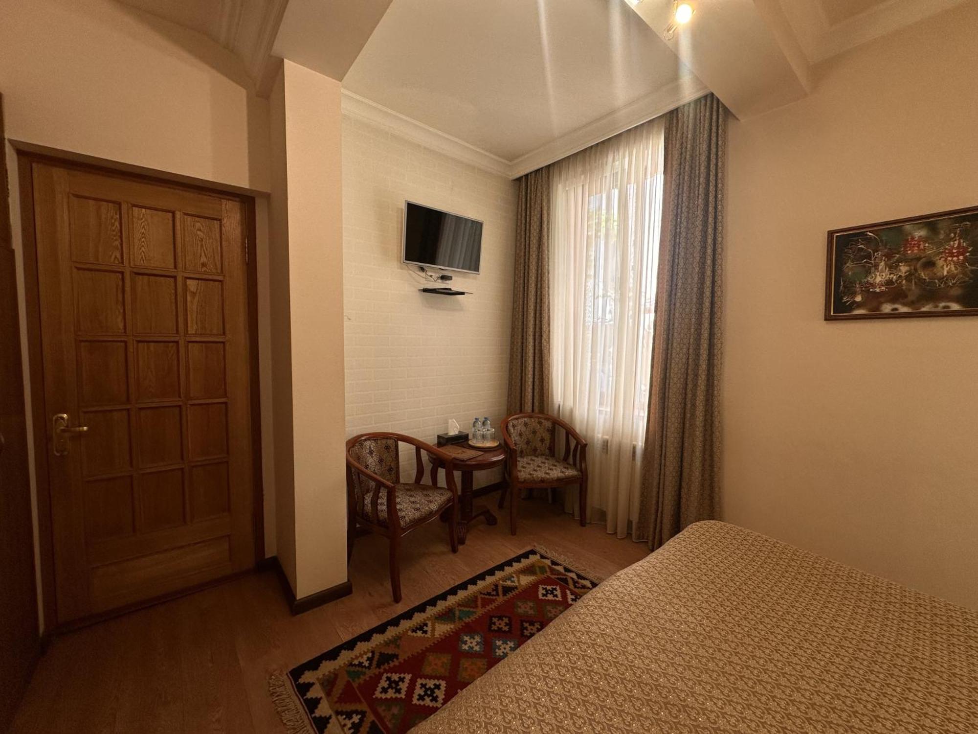 Hin Yerevantsi Hotel Ngoại thất bức ảnh