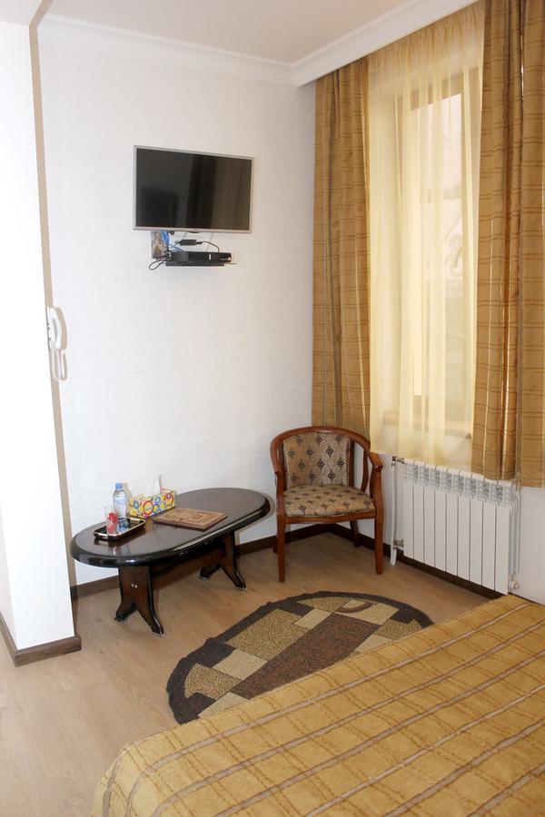 Hin Yerevantsi Hotel Ngoại thất bức ảnh